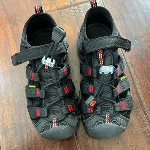 Keen sandals in black. Worn few times, in excellent condition. Boys size 11